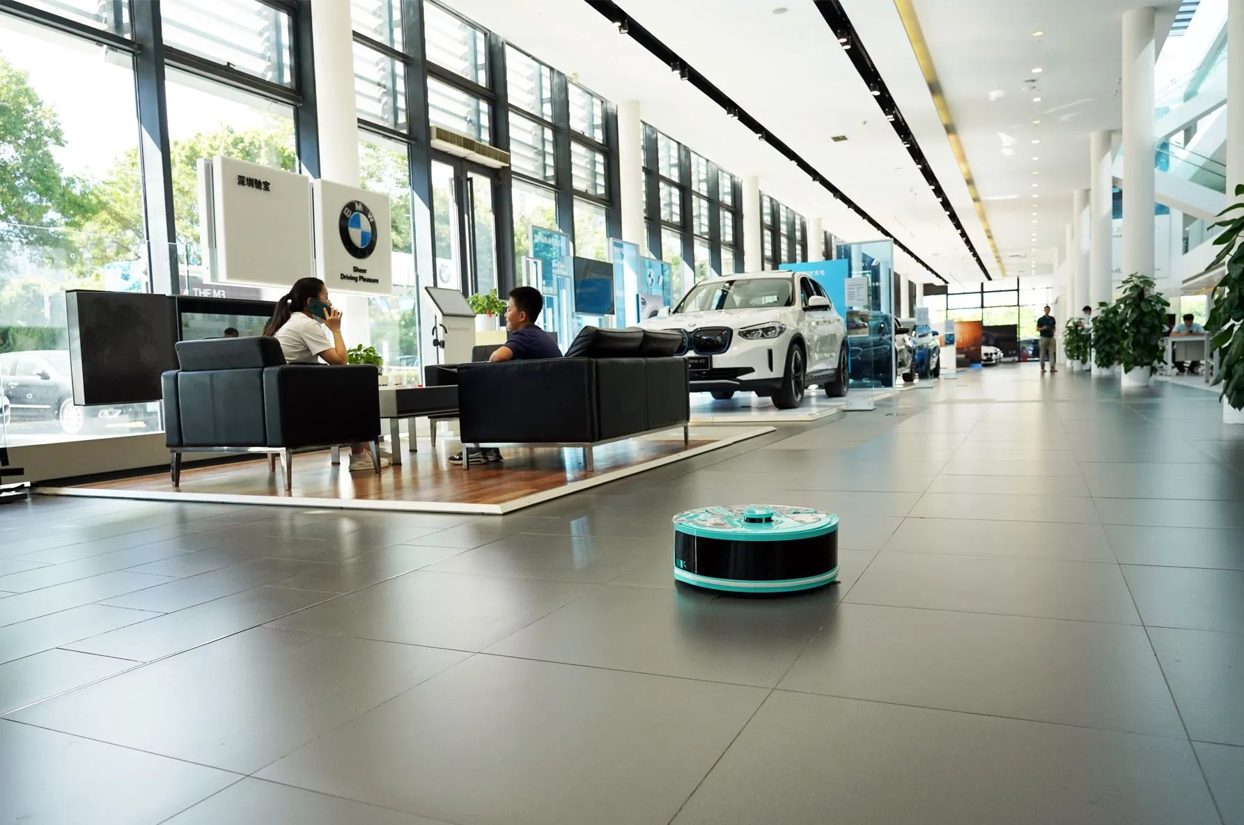 หุ่นยนต์ทำความสะอาดหอยทาก Reeman ในร้านค้า 5S